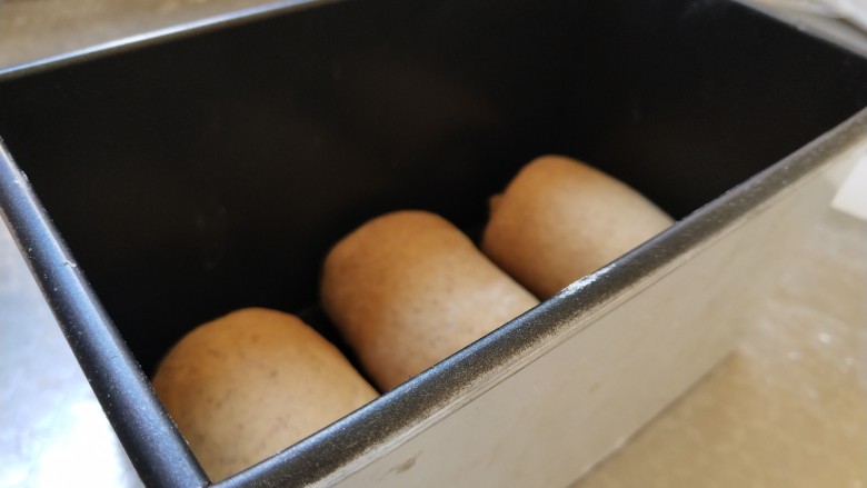 全麦红糖吐司,平均摆在土司盒中，放在温暖的地方发酵