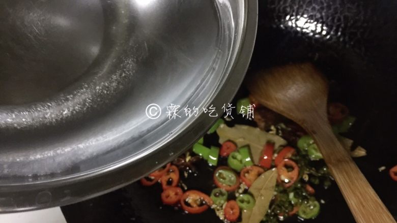 青花椒辣卤小龙虾,出香味后，倒入两大碗的水。