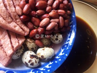 青花椒辣卤小龙虾,今天的卤水有点万能，啥都可以卤，所以煮了鹌鹑蛋、兰花豆干和花生米。