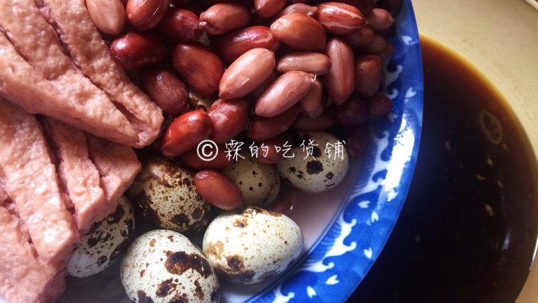 青花椒辣卤小龙虾,今天的卤水有点万能，啥都可以卤，所以煮了鹌鹑蛋、兰花豆干和花生米。