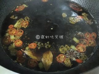 青花椒辣卤小龙虾,然后大火煮开，小火熬一会会就可以了。