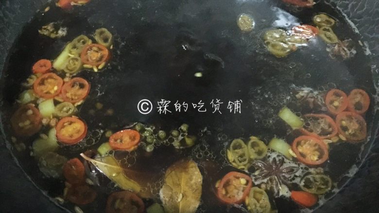 青花椒辣卤小龙虾,然后大火煮开，小火熬一会会就可以了。
