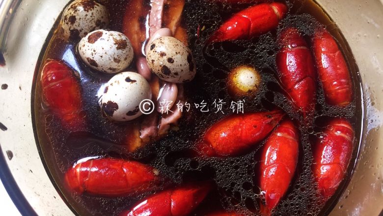 青花椒辣卤小龙虾,把炸熟的小龙虾和煮熟的小菜一起浸入青花椒辣卤中，一直浸泡到要吃的时候捞出来，浸泡的时间越长就越入味。