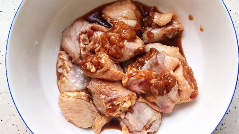 裙带菜香菇蒸鸡中翅,将腌好的鸡中翅放入大碗