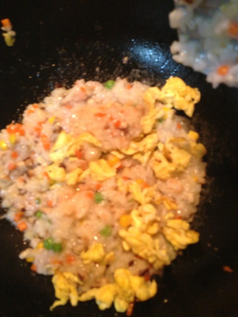 七丁菜包饭,加入闷好的米饭和鸡蛋炒至全熟