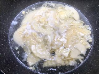 酸菜土豆烧春笋,水开再焯3分钟，焯好用冷水冲洗干净，沥水待用