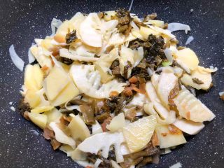 酸菜土豆烧春笋,再倒入笋片和酸菜翻炒2分钟，加入适量蚝油和少许盐翻炒均匀。