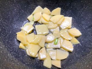 酸菜土豆烧春笋,再倒入土豆片翻炒一下。