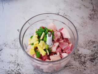 猪肉韭菜锅贴,把猪肉和葱姜蒜放入料理机