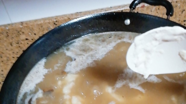 麦虾,沸水，大火，把面糊刮入锅内，不要太大，宽度大概一厘米左右。