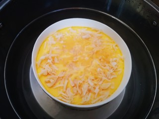 干贝蒸蛋,蒸熟后（用手摇揺碗，即可判断鸡蛋是否蒸熟）打开锅盖，取下盘子。是不是很漂亮呀😄