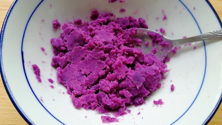 紫薯披萨,紫薯上锅蒸熟，用勺子压成<a style='color:red;display:inline-block;' href='/shicai/ 211531'>紫薯泥</a>。