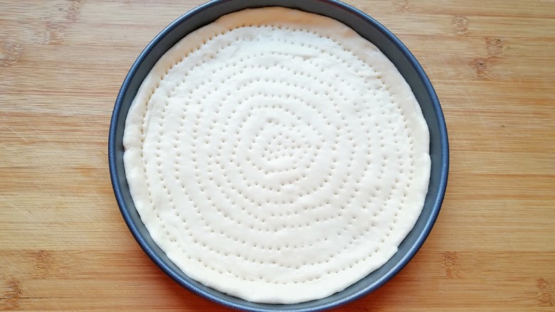 紫薯披萨,用叉子扎上小孔，防止饼皮在烤制的过程中凸起，做好的饼底静置15分钟左右进行二次发酵。