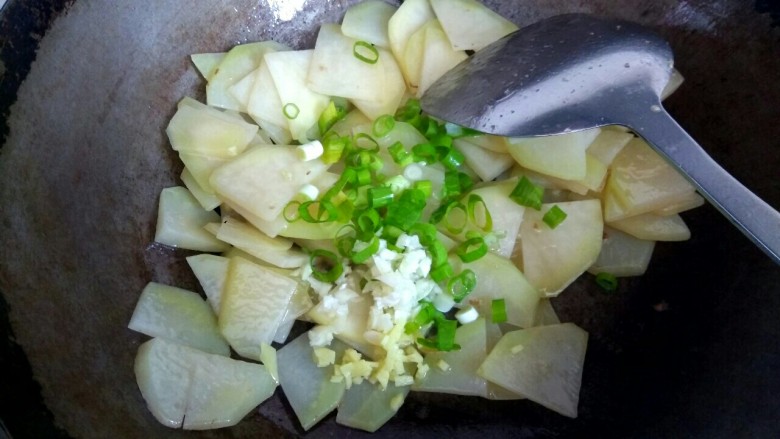 尖椒土豆片小炒肉,土豆片变透明，放入葱姜蒜翻炒