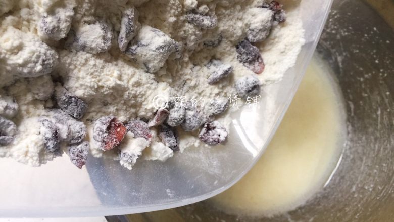 蔓越莓马芬  简单到极致的小白蛋糕,最后，把混和均匀的蔓越莓混合粉，倒入牛奶糊中。