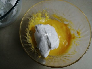 电饭锅戚风蛋糕,用刮刀把1/3打发好的蛋白霜到蛋黄糊里，从底部向上翻拌并切拌均匀，不要划圈翻拌