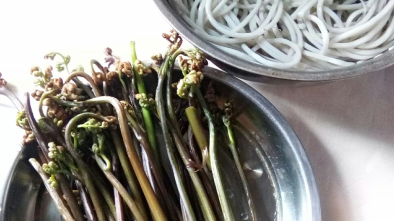 #春食集#      蕨菜云吞香辣粉,准备食材。