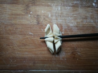 盛开的莲花,用筷子横着使劲压出纹路