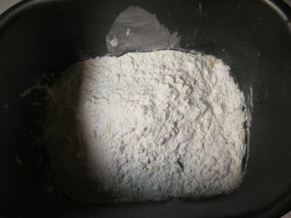 玫瑰花馒头,放入面粉，面包机选择自定义搅拌十五分钟