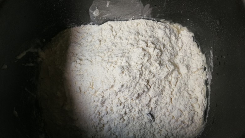 玫瑰花馒头,放入面粉，面包机选择自定义搅拌十五分钟