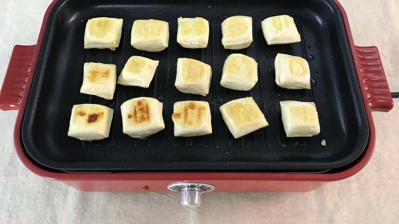 照烧豆腐,一面煎好后翻面煎另一面，煎至两面呈金黄色。