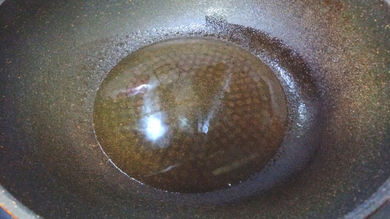香椿炒鸡蛋,起锅烧油