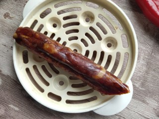 西葫芦炒腊肠,取一根腊肠，大约100克左右，洗干净之后要上锅蒸熟。