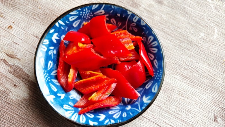 西葫芦炒腊肠,一个红椒洗净切片装盘备用！