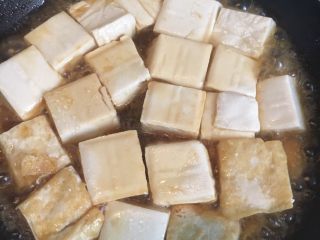 豆腐煲,加入适量的生抽，盐，白糖，清水，煮1分钟