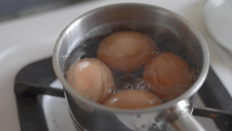 色拉肉松贝贝,鸡蛋冷水下锅，水开转小火总，共煮10分钟。