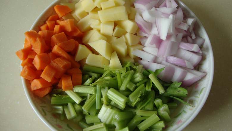 番茄蔬菜浓汤,所有蔬菜都切小丁（西红柿要去皮）