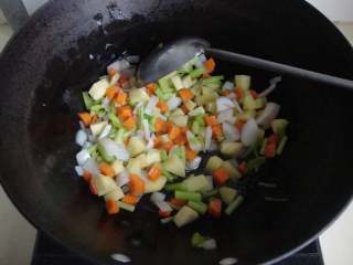 番茄蔬菜浓汤, 橄榄油炒香土豆、胡萝卜、芹菜、洋葱丁