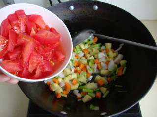 番茄蔬菜浓汤,放西红柿丁炒软