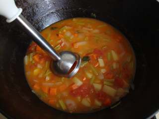 番茄蔬菜浓汤,用搅拌机打成稀糊状