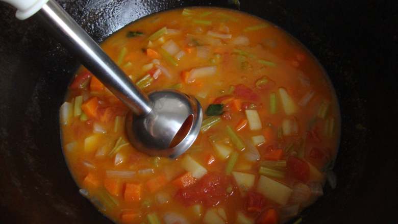 番茄蔬菜浓汤,用搅拌机打成稀糊状