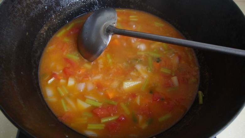 番茄蔬菜浓汤,加适量水，把蔬菜煮熟