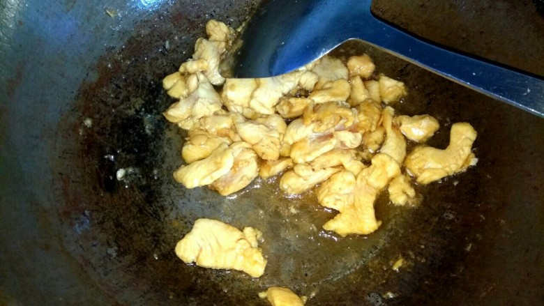 麻辣土豆水萝卜香锅,把鸡肉倒入锅中，翻炒至变白