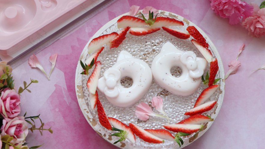 自制健康美味的草莓牛奶果冻