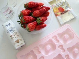 自制健康美味的草莓牛奶果冻,准备食材