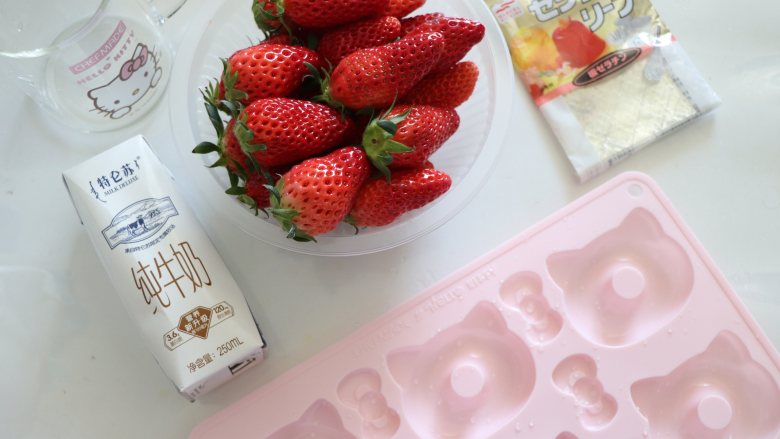 自制健康美味的草莓牛奶果冻,准备食材