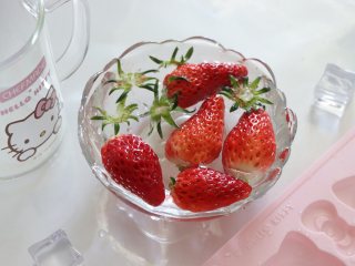 自制健康美味的草莓牛奶果冻,草莓清洗干净。