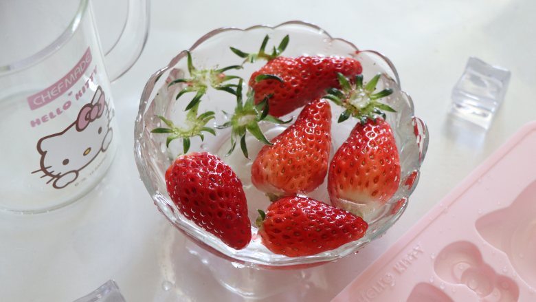 自制健康美味的草莓牛奶果冻,<a style='color:red;display:inline-block;' href='/shicai/ 592'>草莓</a>清洗干净。