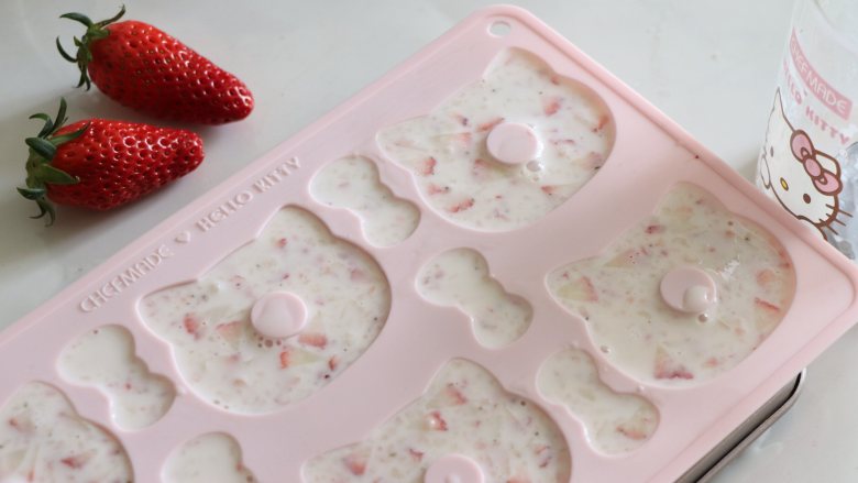 自制健康美味的草莓牛奶果冻,全部都倒完，小蝴蝶结处最好用勺子挖出液体再倒入，好控制。