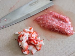 自制健康美味的草莓牛奶果冻,一部分启程草莓碎，一部分切成小丁。