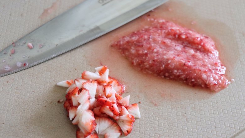 自制健康美味的草莓牛奶果冻,一部分启程草莓碎，一部分切成小丁。