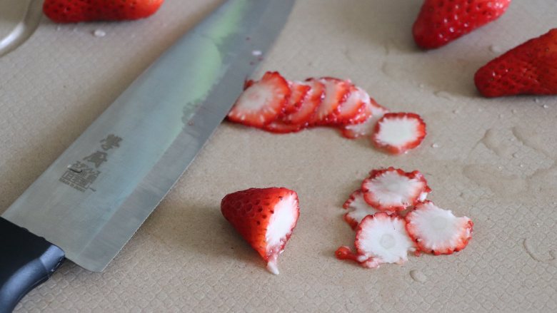 自制健康美味的草莓牛奶果冻, 草莓去掉底部，切成薄的片。