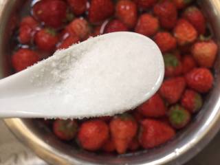 自制草莓酱,加入盐浸泡10分钟，因为淡盐水可以杀灭残余在草莓表面的有害微生物，让附着在草莓表面的昆虫及虫卵浮起，然后再用流水冲洗干净