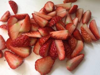 自制草莓酱,把草莓切成小块状