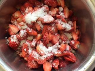 自制草莓酱,铺一层草莓撒一层白砂糖，然后腌制2小时