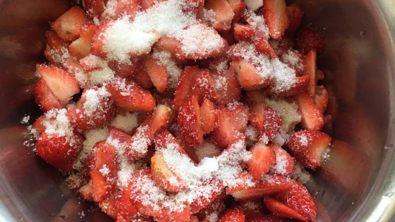 自制草莓酱,铺一层草莓撒一层白砂糖，然后腌制2小时